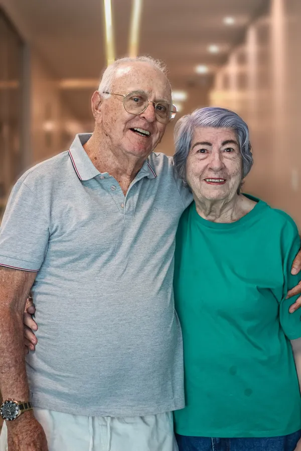 Casal de idosos abraçado, sorrindo