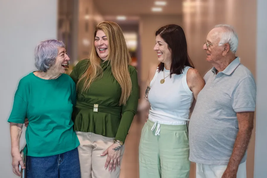 Suzana e Analice rindo juntas, com a família
